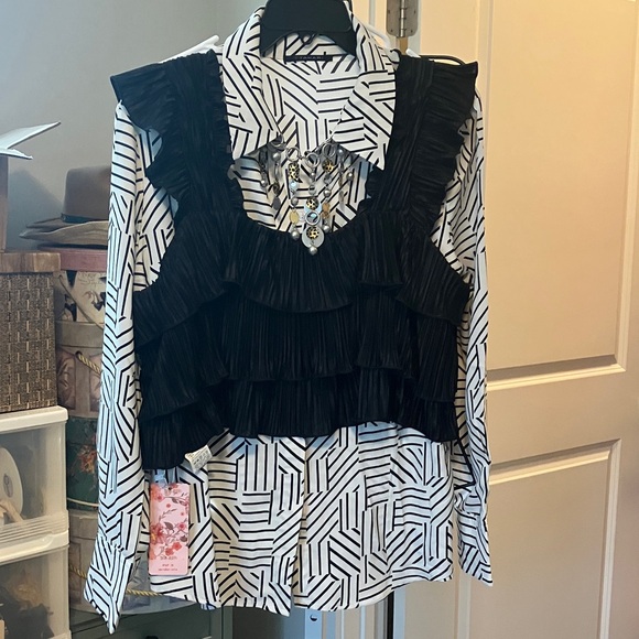 Bundle Black and White Tahari, NWT Ruffle Top & necklace - Picture 1 of 8